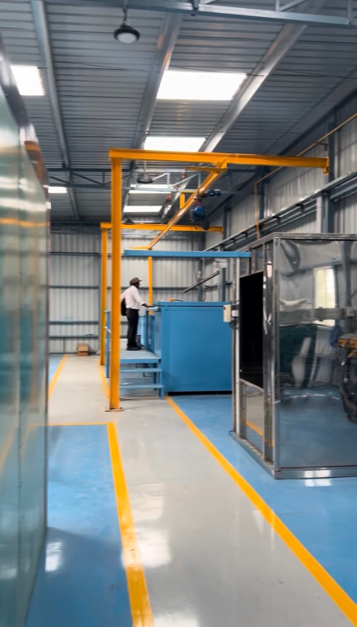Finishing area with mezzanine platform inside the CIPL III facility